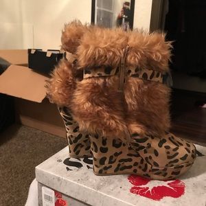 Cheetah print boots with fur